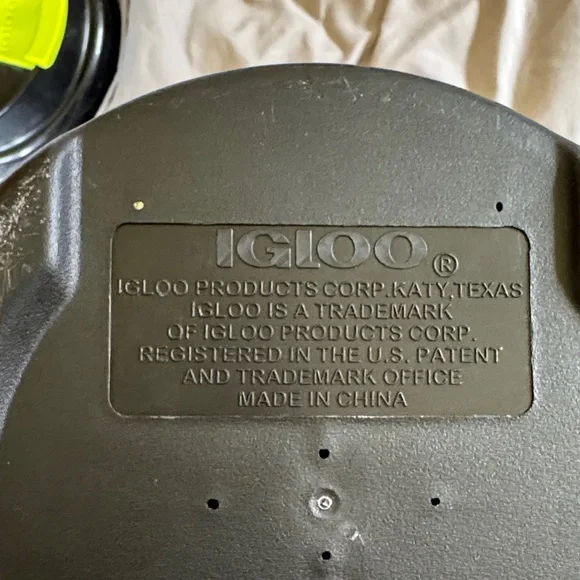 Igloo Black and Silver Mug with Yellow Accent - Picture 4 of 5